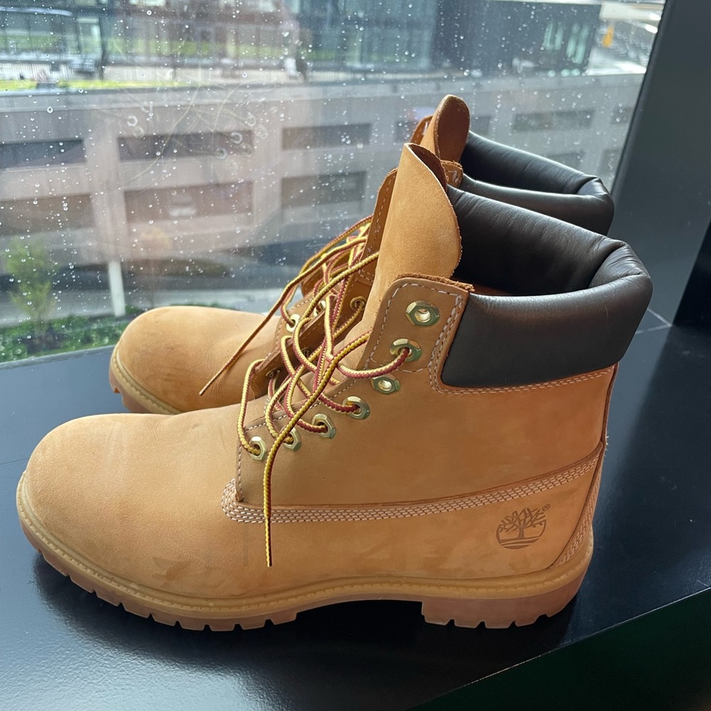Timberland Classic Boot. Size 10M. Barely worn, like new condition!